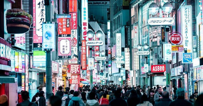 日本政府正研議針對外國人提高多項出入境相關費用，包括調漲出境稅、簽證與居留手續費。（示意圖／Pixabay）