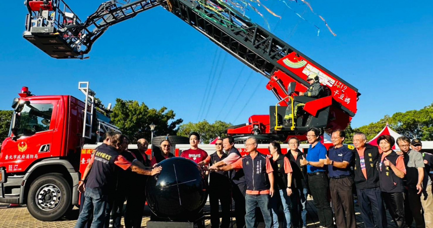 北市關渡宮捐贈台北市消防局雲梯車一輛。（圖／翻攝畫面）