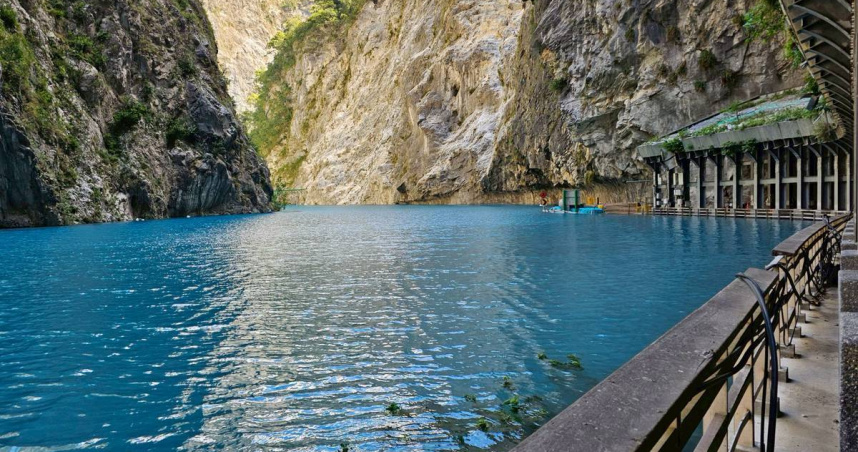 花蓮太魯閣國家公園燕子口近日發生大規模崩塌，數萬立方公尺的岩石滑落堵住立霧溪，形成新的堰塞湖。（圖／翻攝自花蓮太魯閣國家公園臉書）