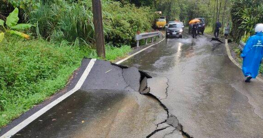 雙溪北38線土石流覆路封閉。（圖 ／翻攝畫面）