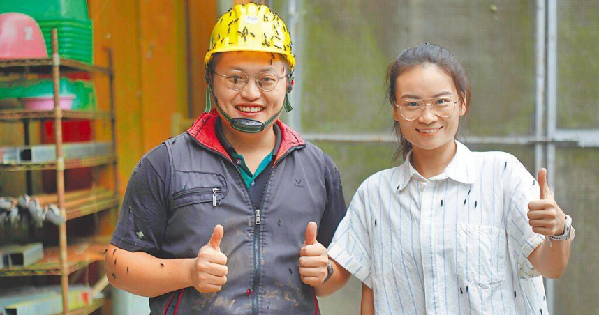 苗栗縣三義鄉公所清潔隊長黃郁雯（右）分享養殖黑水虻經驗。（圖／中國時報呂麗甄攝）