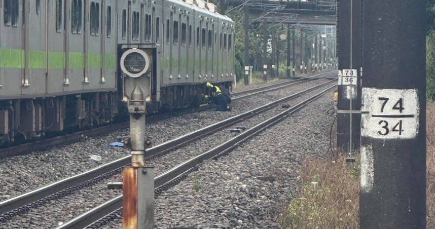騎士摔台鐵平交道，機車遭火車撞毀。（圖／Threads@wyc.30cm授權提供）