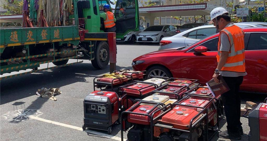 台南沿海各區公所將備用發電機分送到各里做供電備案。（圖／中國時報郭良傑攝）
