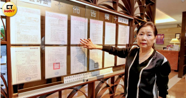 主委彭麗慎指出，社區共有3名住戶常對管委會提告，為了讓住戶了解社區事務，也讓大家知道為何有律師費用，特別設置訴訟欄。（圖／周志龍攝）