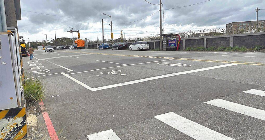 桃園市大園區中正東路鄰近大園交流道與桃園機場，有許多交通接駁業者將車輛停放交流道口周邊，衍生交通及環境衛生亂象。市府交通局回應，決議於路側規畫汽車格，另靠近路口處規畫部分機車格，工程將於民國115年啟動。（圖／中時記者呂筱蟬攝）