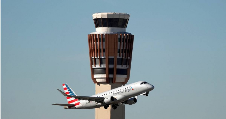 美國聯邦航空總署（FAA）因委內瑞拉境內安全情勢惡化與軍事活動升高，發布警告要求飛行員在進入該國領空時保持高度警戒。（圖／達志／美聯社）