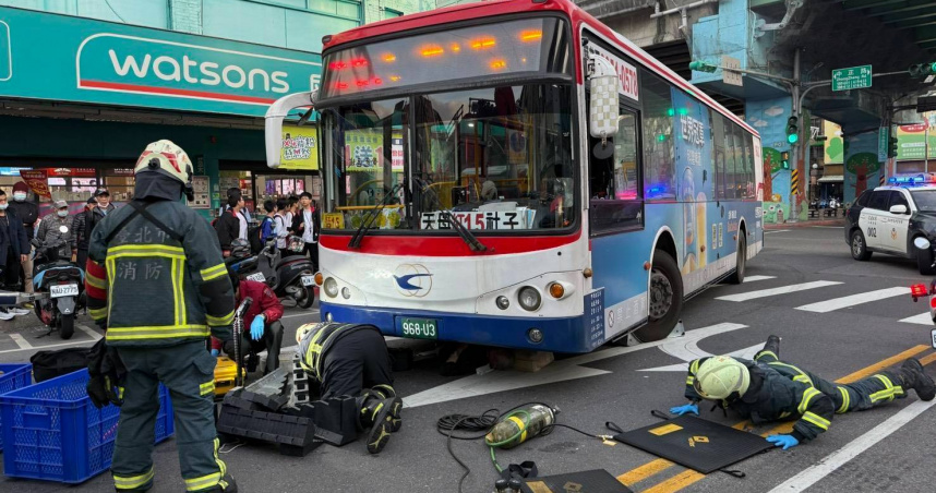 北市士林區中正路和延平路五段路口26日發生公車撞上行人事故。（圖／翻攝畫面）