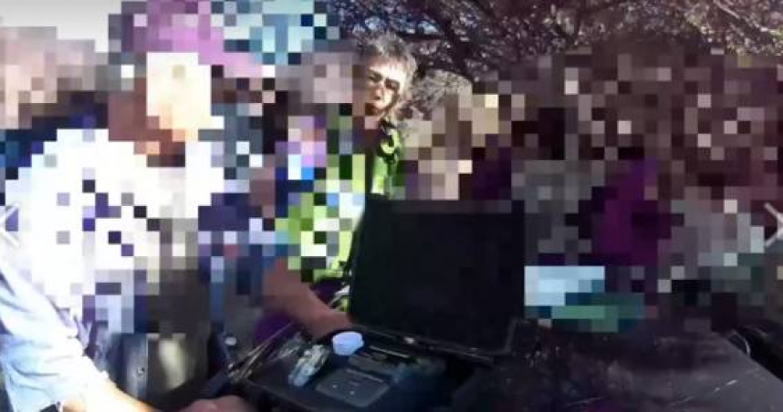 屏東獅子鄉驚險超車釀擦撞，警方酒測遭誤解全程曝光。（圖 ／翻攝畫面）