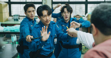 工廠暴動面對受刑人突發失控，張軒睿與管理員們緊急上前壓制。（圖／愛奇藝國際版、壹壹影業提供）