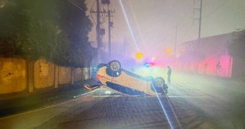 凌晨撐不住！37歲男「精神不濟」撞電線桿　小客車翻覆畫面曝光