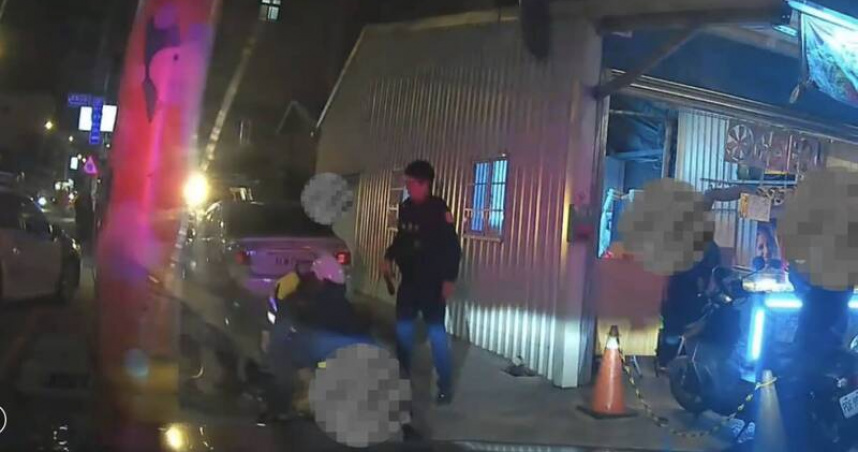 林姓男子酒後失控，持刀闖入燒烤攤稱要殺人，所幸被警方即時阻止、壓制送辦。（圖／翻攝畫面）