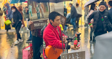 宋柏緯聖誕節當天在西門町街頭突襲唱歌，吸引不少影迷。（圖／瀚草文創GrX STUDIO提供）