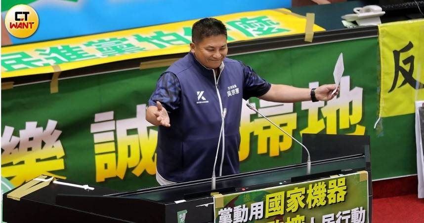 有意爭取國民黨提名參選宜蘭縣長的立委吳宗憲，不僅在羅東鎮掛出首面競選看板外，也同步更新社群平台封面照，展現投入宜蘭縣長選戰布局的態勢。（圖／周志龍攝）