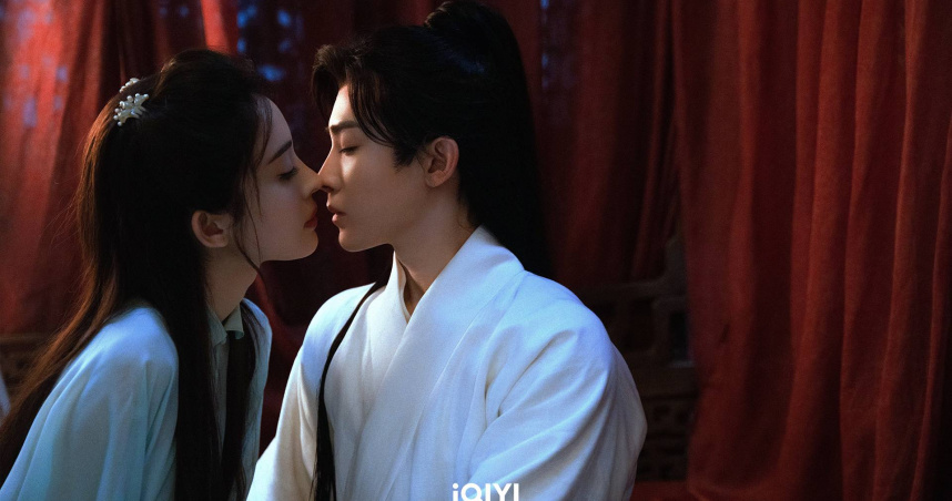 侯明昊（右）與古力娜扎有激吻圓房戲。（圖／iQIYI愛奇藝國際站）