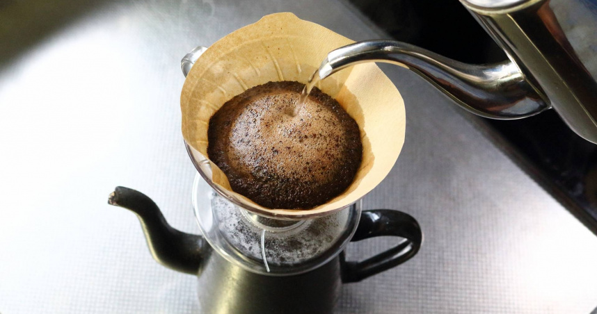 劉博仁指出，咖啡濾紙可以攔截咖啡油脂，讓人享用咖啡時更健康。（示意圖／photoAC）