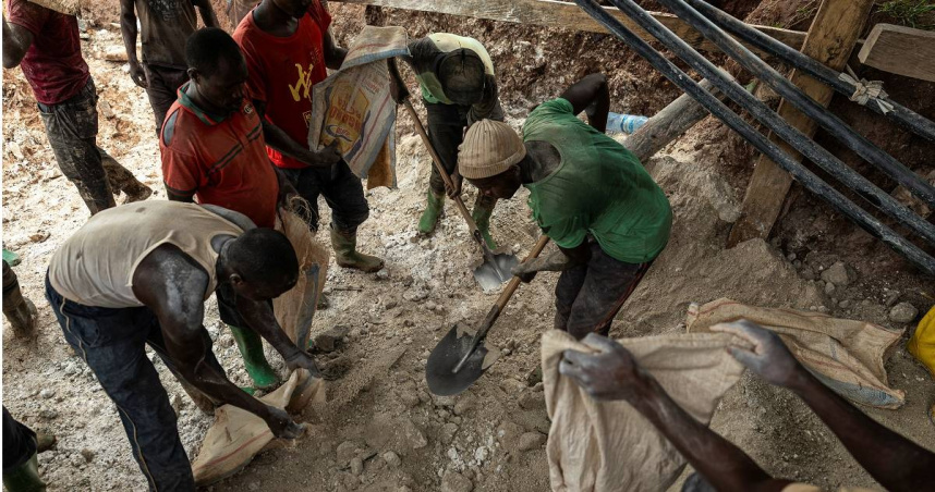 大批工人在魯巴亞鈳鉭鐵礦礦區工作。此圖攝於2025年8月13日。（圖／達志／路透社）