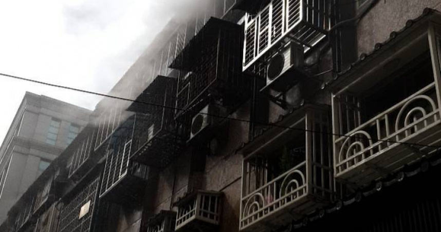 北市中山民宅竄火苗！黑煙狂竄　路人嚇壞急報警