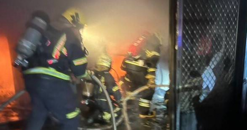 潮州農舍暗夜惡火59歲屋主命喪神明廳旁，焦屍陳屍屋內原因待查。（翻攝畫面）