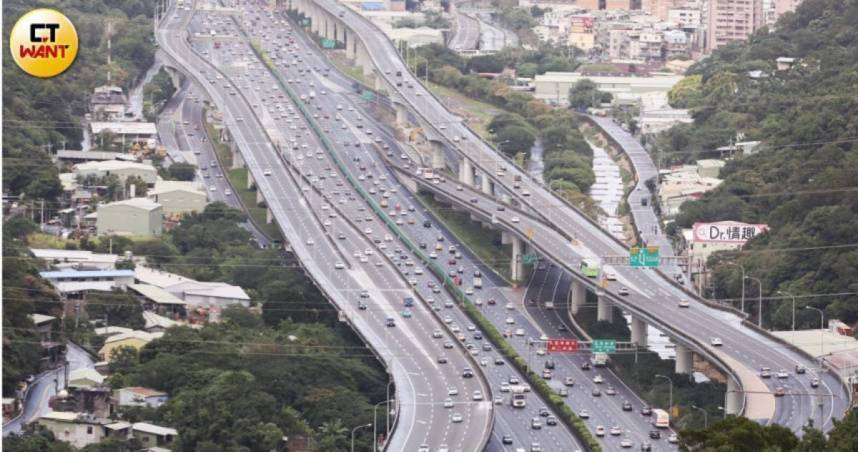228連假首日國道車潮湧現，高公局公布連假首日10大易塞路段。（示意圖／趙文彬攝）