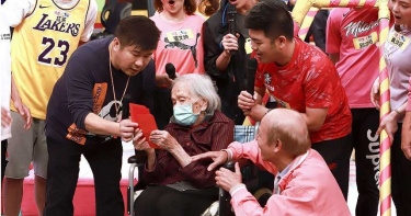 馬國畢帶102歲人瑞嬤追星 胡瓜3000紅包爽快加碼