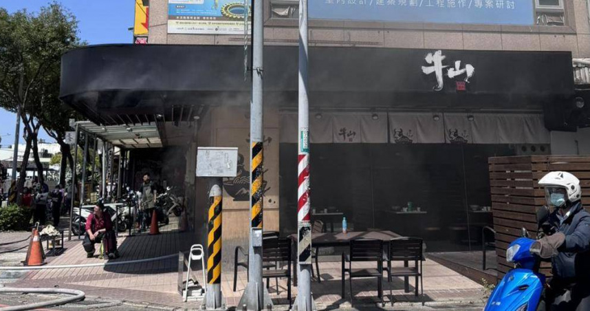 桃園排隊名店「牛山牛肉麵燒肉飯」15日上午廚房起火，消防人員迅速到場撲滅火勢，所幸未造成人員傷亡。（圖／翻攝畫面）