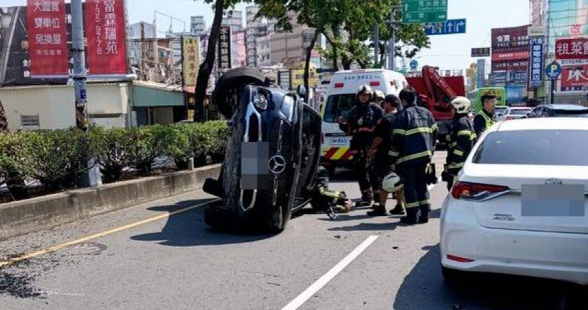 彰化賓士路口猛撞側翻！3車連環碰撞　男女送醫驚險畫面曝光