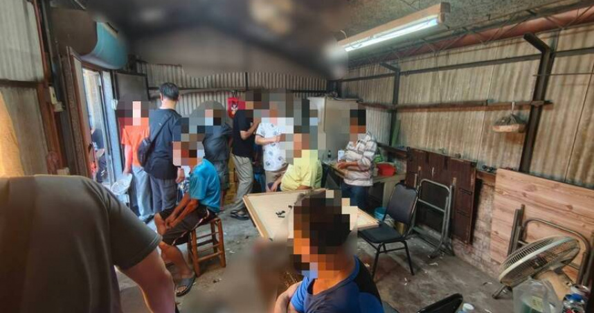 台南鐵皮屋藏天九牌職業賭場！警攻堅逮24人 查扣賭具賭資全帶回