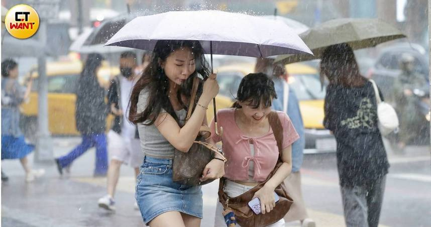 中央氣象署今（15日）上午針對10縣市發布豪大雨特報。（示意圖／黃耀徵攝）
