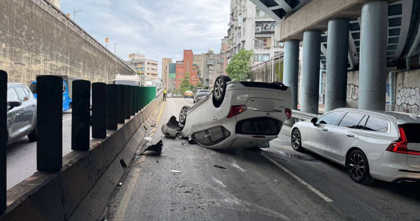 北市水源快速道路轎車烏龜翻　駕駛一度受困卡車內