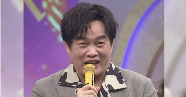 康康靠髮量變年輕。（圖／中視）