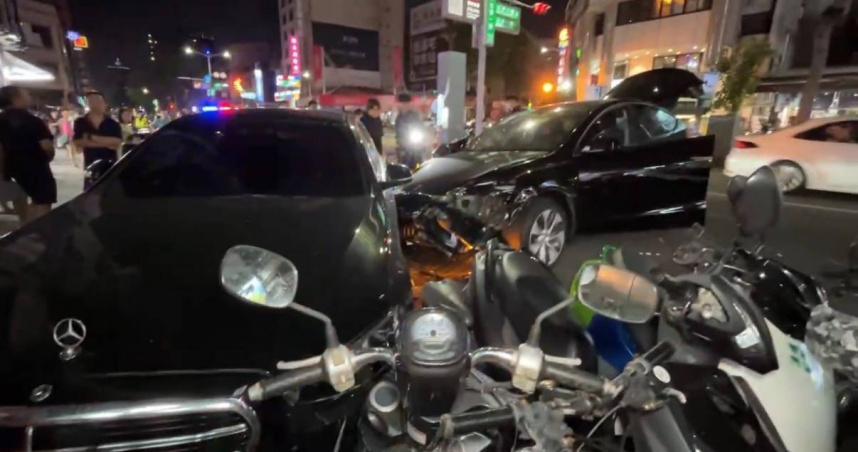 高雄特斯拉暴衝連撞12車　網友感謝賓士擋下衝擊：救了很多人