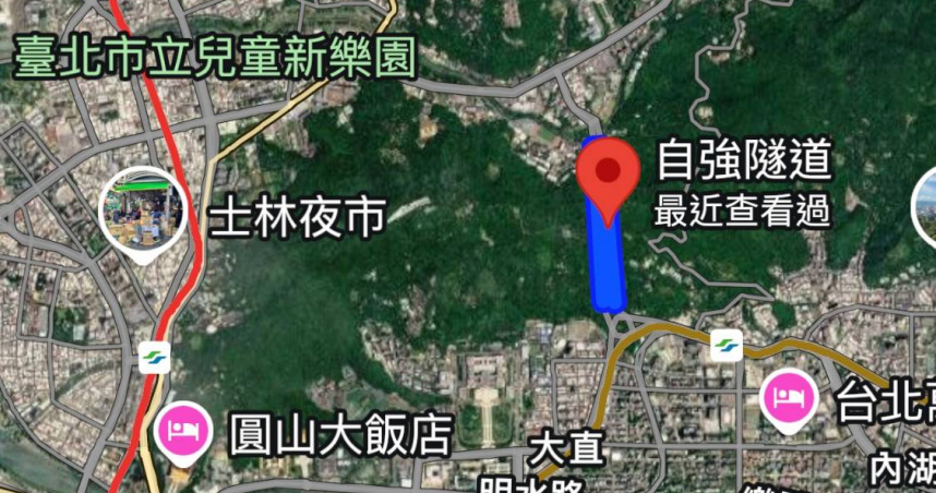 自強隧道穿越劍潭山山體，連接士林與大直一帶，而隧道如同在龍脈中鑽出一條通道，如同將此龍的脖子穿洞，容易形成「破氣」、「洩氣」「陰陽混亂」的格局。(圖／Google地圖)