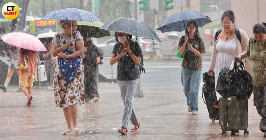 今明兩天各地仍有短暫降雨機率。（圖／黃耀徵攝）