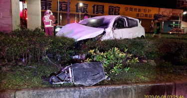 男酒駕還闖紅燈 自撞分隔島起火受困車中
