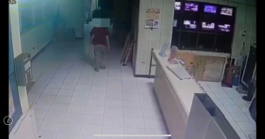 紅衣男獨自走入社區公廁朝太陽穴開槍自戕