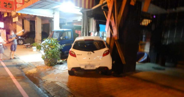 驚!22歲女疑精神不濟 凌晨駕車撞民宅2人傷