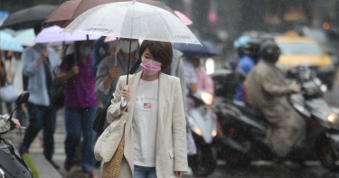 14縣市午後雷雨大作!「鋒面來襲時程」出爐 天氣轉溼涼周末考量雨備