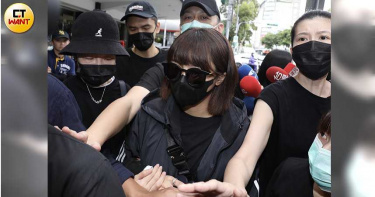 小鬼驟逝/女友峮峮連兩天陪伴 一早現身靈堂