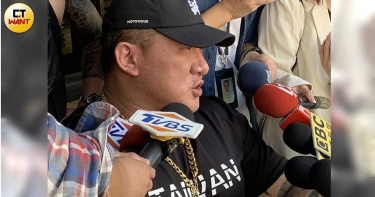 館長挨告帶保鑣坐輪椅出庭 否認罵人而是在取悅觀眾