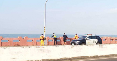 台南四草大橋傳男子從橋上跳下 警消搜救中