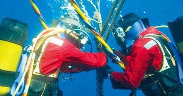 中華電信坦誠，因APG海纜障礙影響HiNet客戶連線美國、日本、中國大陸、香港與新加坡部分網站連線品質，正積極搶修中，預計1月20日會修復。圖為海底電纜維修情形。（圖／摘自網路）