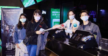 張鈞甯、林暉閔任一日店長 粉絲争搶女神手中玫瑰花