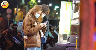 深夜夾娃娃1/告五人犬青 夜市放送進食秀
