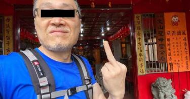 誰教的?醫師「宮廟比中指」自拍引爭議 曾宣稱「可逆轉」糖尿病