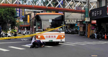 70歲拾荒阿嬤遭公車捲入車底 當場身亡未送醫