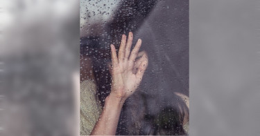 睡夢中突遭「舔胸+硬物狂頂」!少女瞇眼偷看驚見跆拳道教練