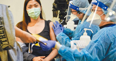 因疫情升溫，新北市初夕、初一停打疫苗外，初二起（2日）新北市中和機動疫苗施打站再度開打，每日限額一千名，拿到號碼牌的民眾在施打站接種莫德納。（陳信翰攝）