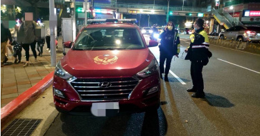 許姓男子將消防車輛開走,並在台北市到處閒晃,最後於通化街夜市遭逮。(圖/翻攝畫面)
