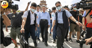 大選逼近柯文哲逢廟必拜、求神問佛。(圖∕宋岱融攝)