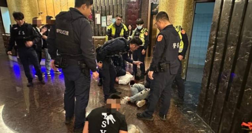 高雄1間酒店發生糾紛衝突，警方到場處理卻被3名酒醉男子妨礙公務。（圖／翻攝記者爆料網）